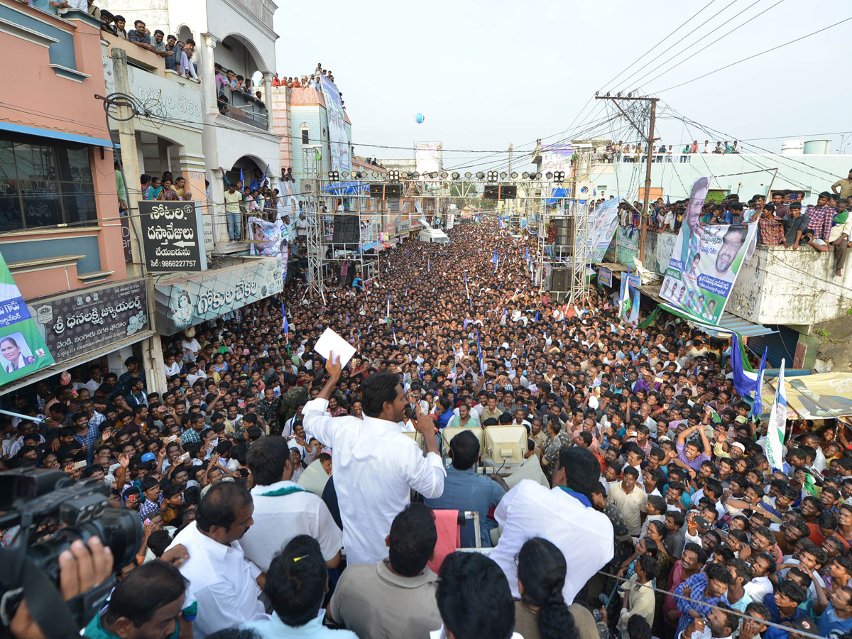 YS Jagan PrajaSankalpaYatra Day 220 Photo Gallery - Sakshi1