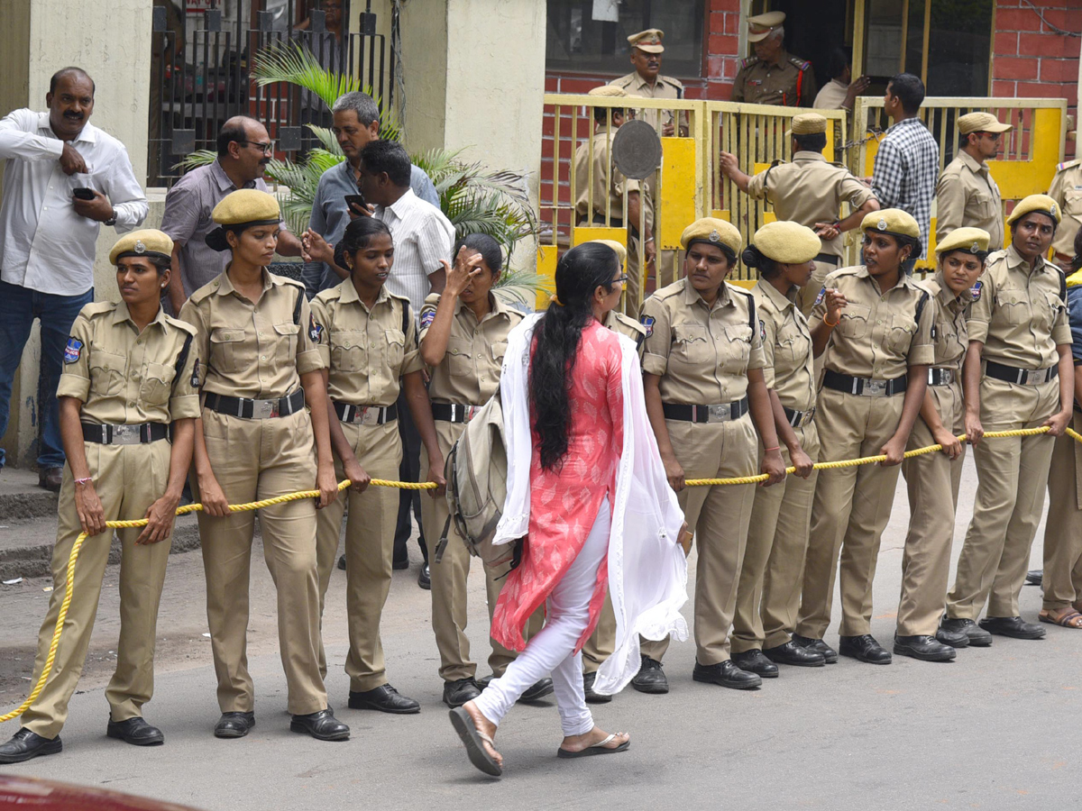 Police arrested the Electric Contract Employees Photo Gallery - Sakshi11