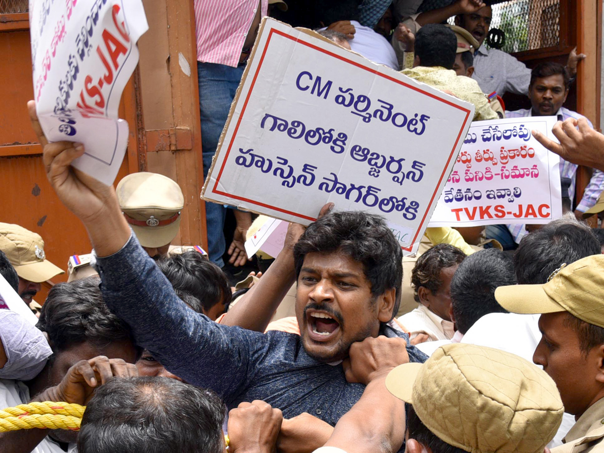 Police arrested the Electric Contract Employees Photo Gallery - Sakshi12