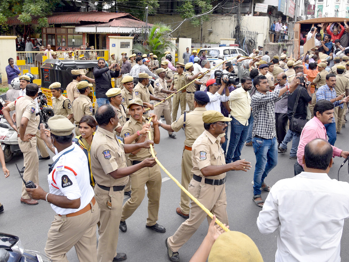 Police arrested the Electric Contract Employees Photo Gallery - Sakshi13