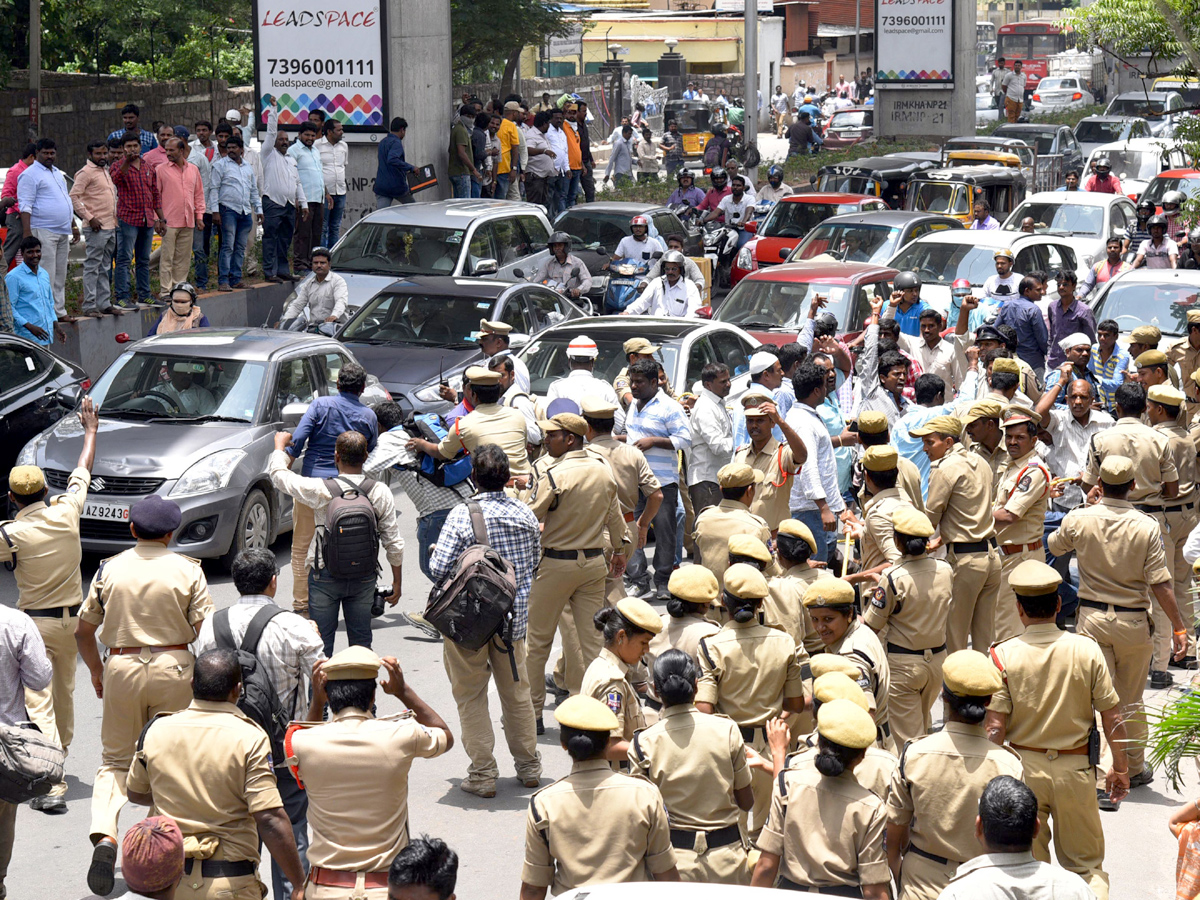 Police arrested the Electric Contract Employees Photo Gallery - Sakshi14