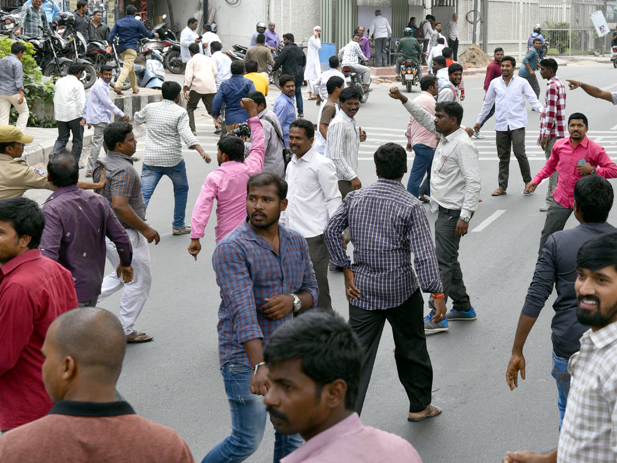 Police arrested the Electric Contract Employees Photo Gallery - Sakshi15