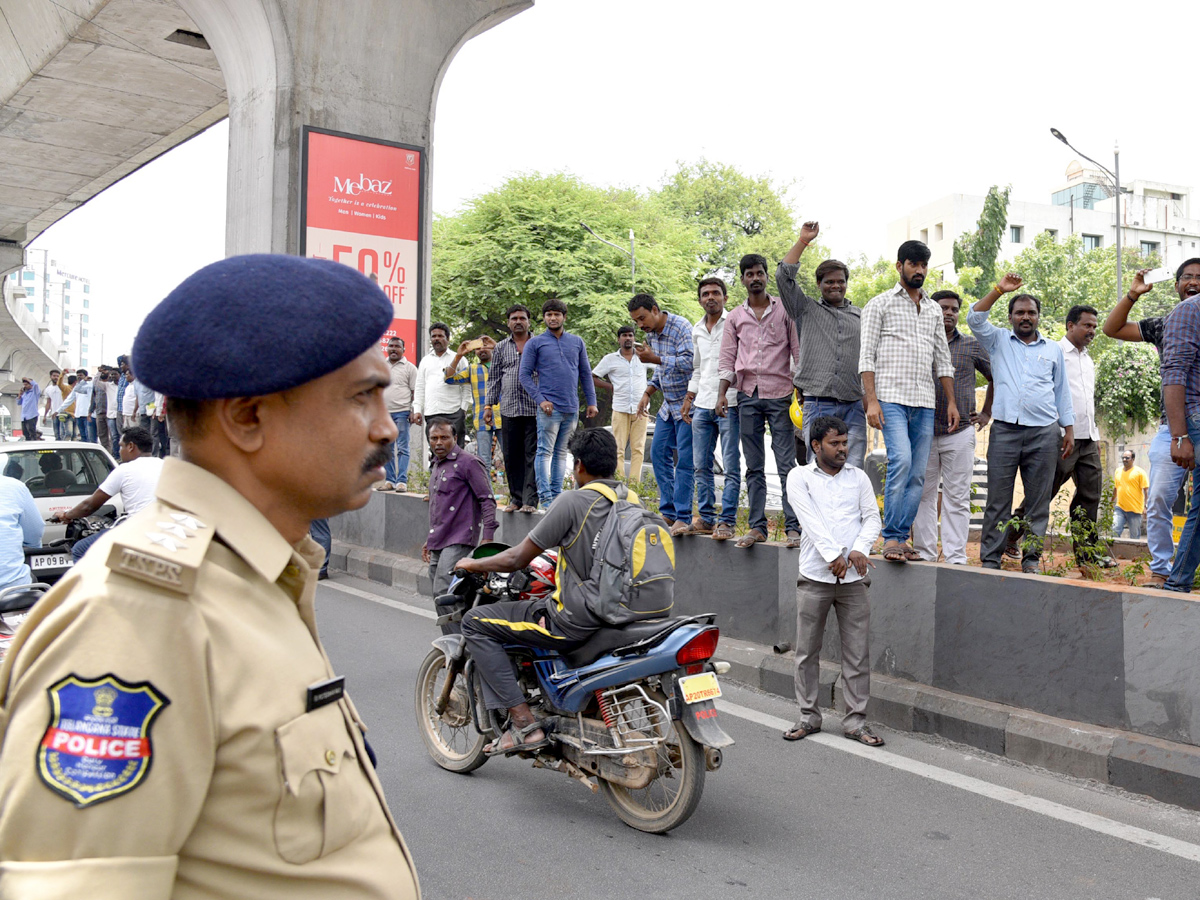 Police arrested the Electric Contract Employees Photo Gallery - Sakshi16