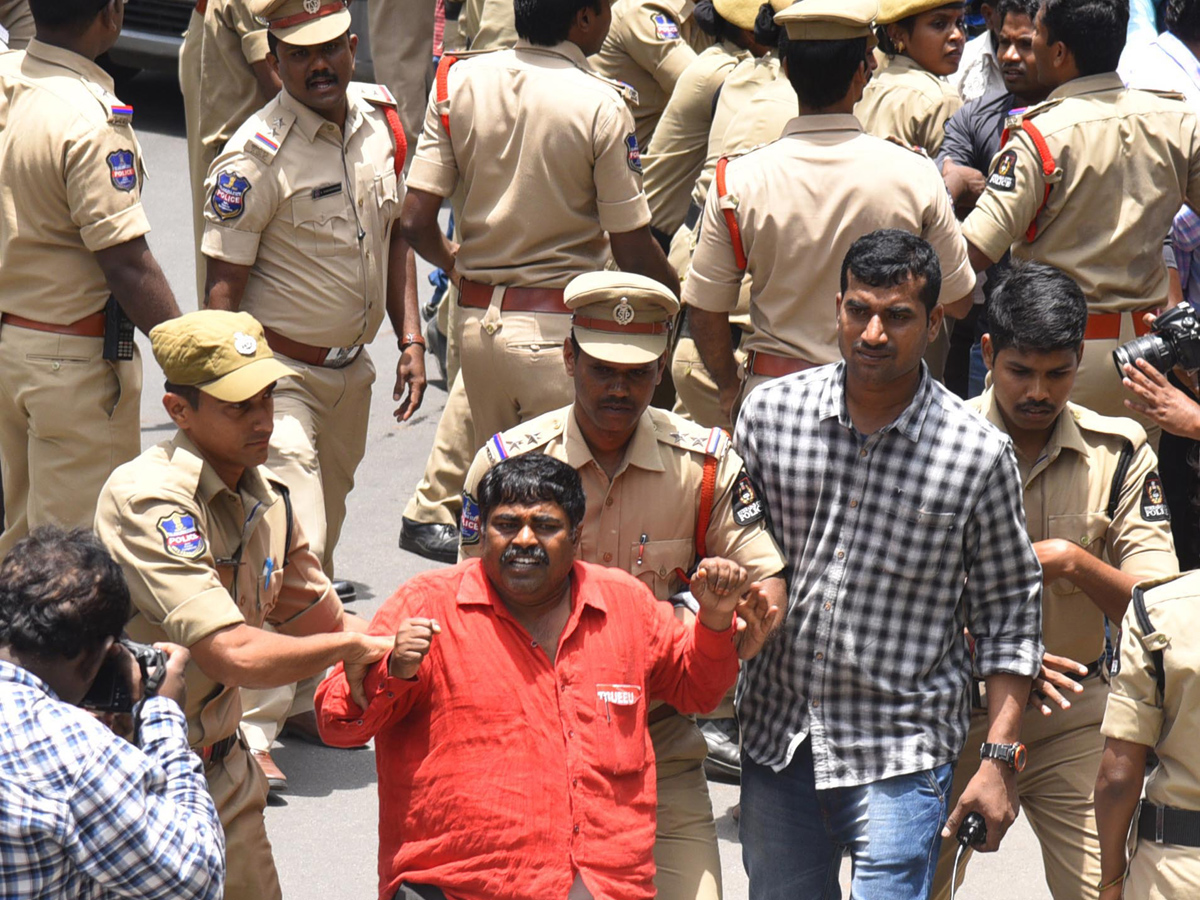 Police arrested the Electric Contract Employees Photo Gallery - Sakshi17