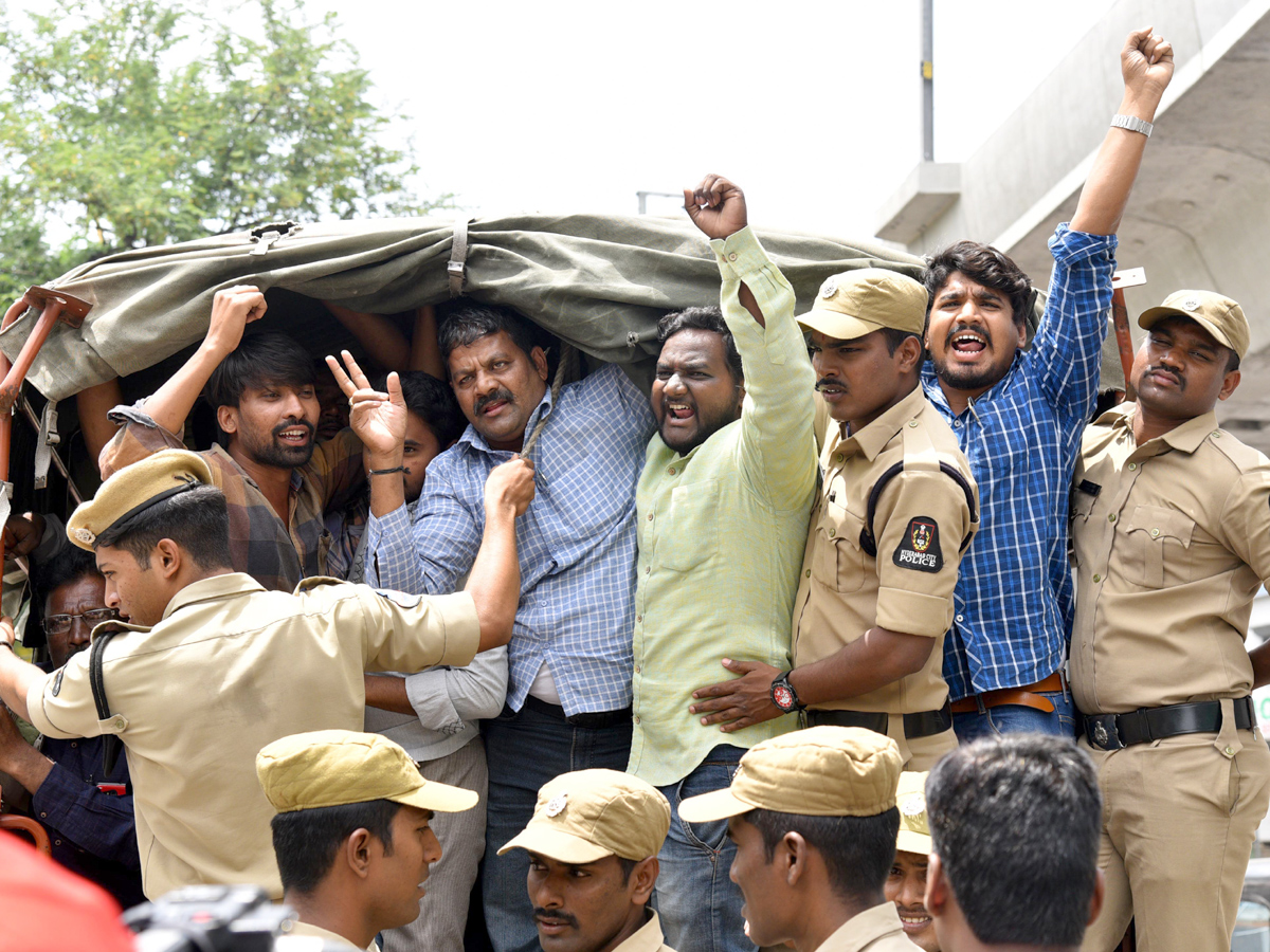 Police arrested the Electric Contract Employees Photo Gallery - Sakshi4