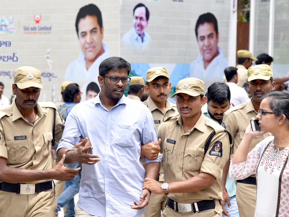 Police arrested the Electric Contract Employees Photo Gallery - Sakshi5