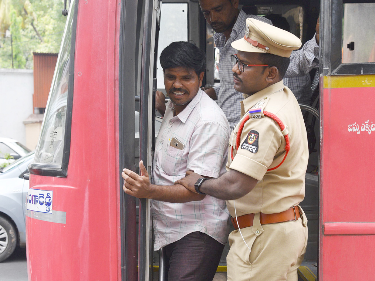 Police arrested the Electric Contract Employees Photo Gallery - Sakshi6