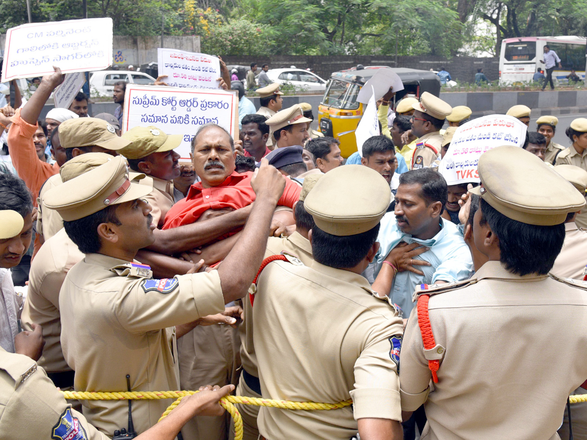 Police arrested the Electric Contract Employees Photo Gallery - Sakshi1