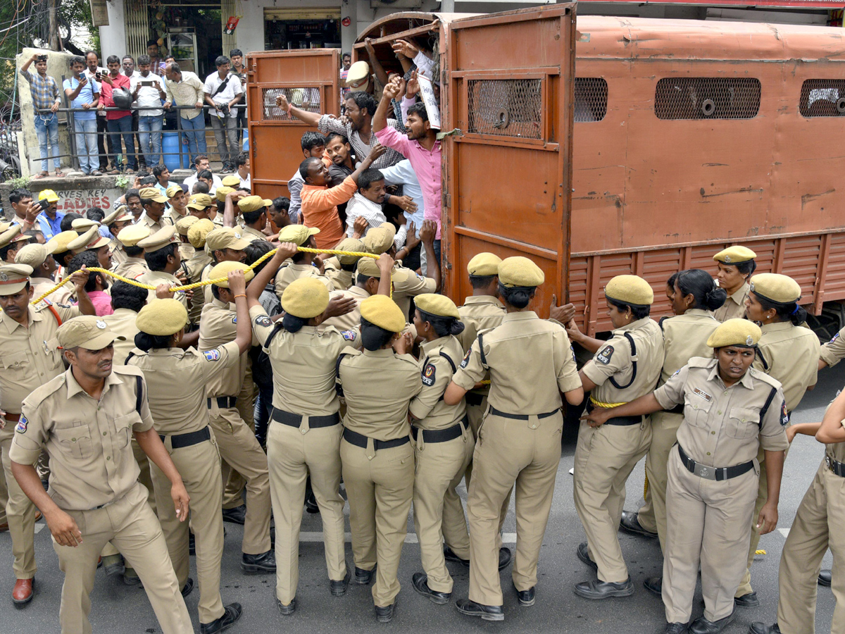 Police arrested the Electric Contract Employees Photo Gallery - Sakshi7