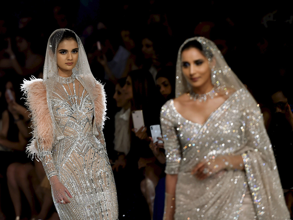 India Couture Fashion week in Kareena Kapoor Khan Photo Gallery - Sakshi13