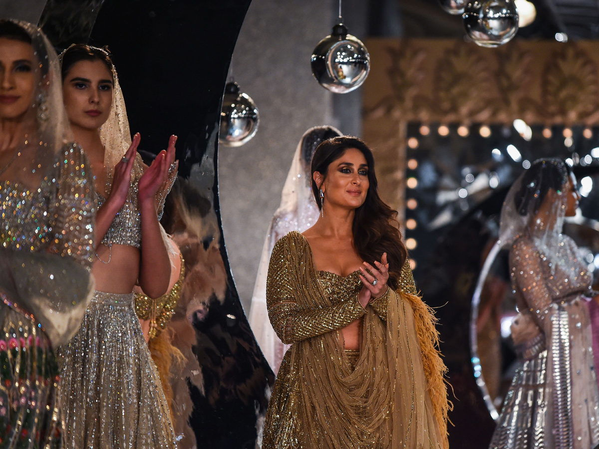 India Couture Fashion week in Kareena Kapoor Khan Photo Gallery - Sakshi4