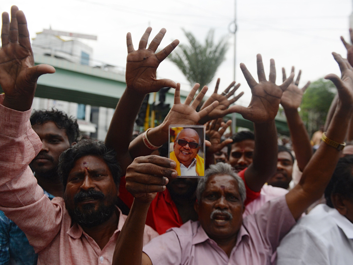 DMK Supporters Gather Outside Kauvery Hospital Photo Gallery - Sakshi4