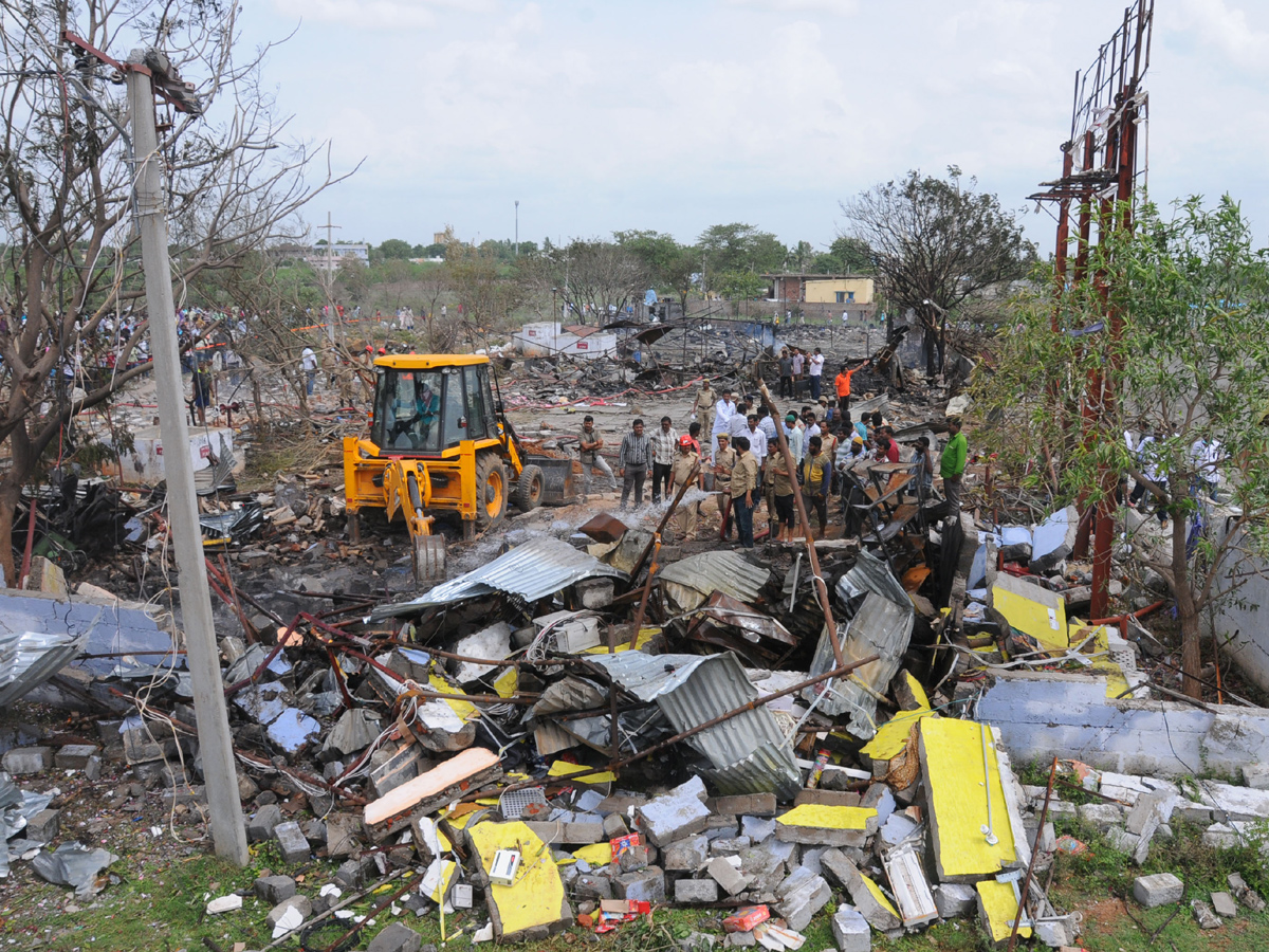 Fire Accident in Warangal Badrakali Cracker Factory - Sakshi16