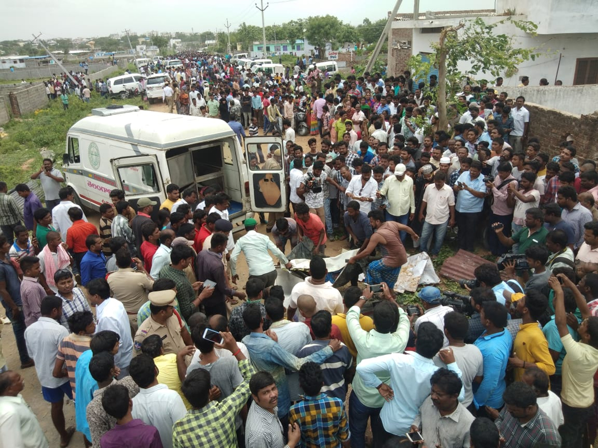 Fire Accident in Warangal Badrakali Cracker Factory - Sakshi3