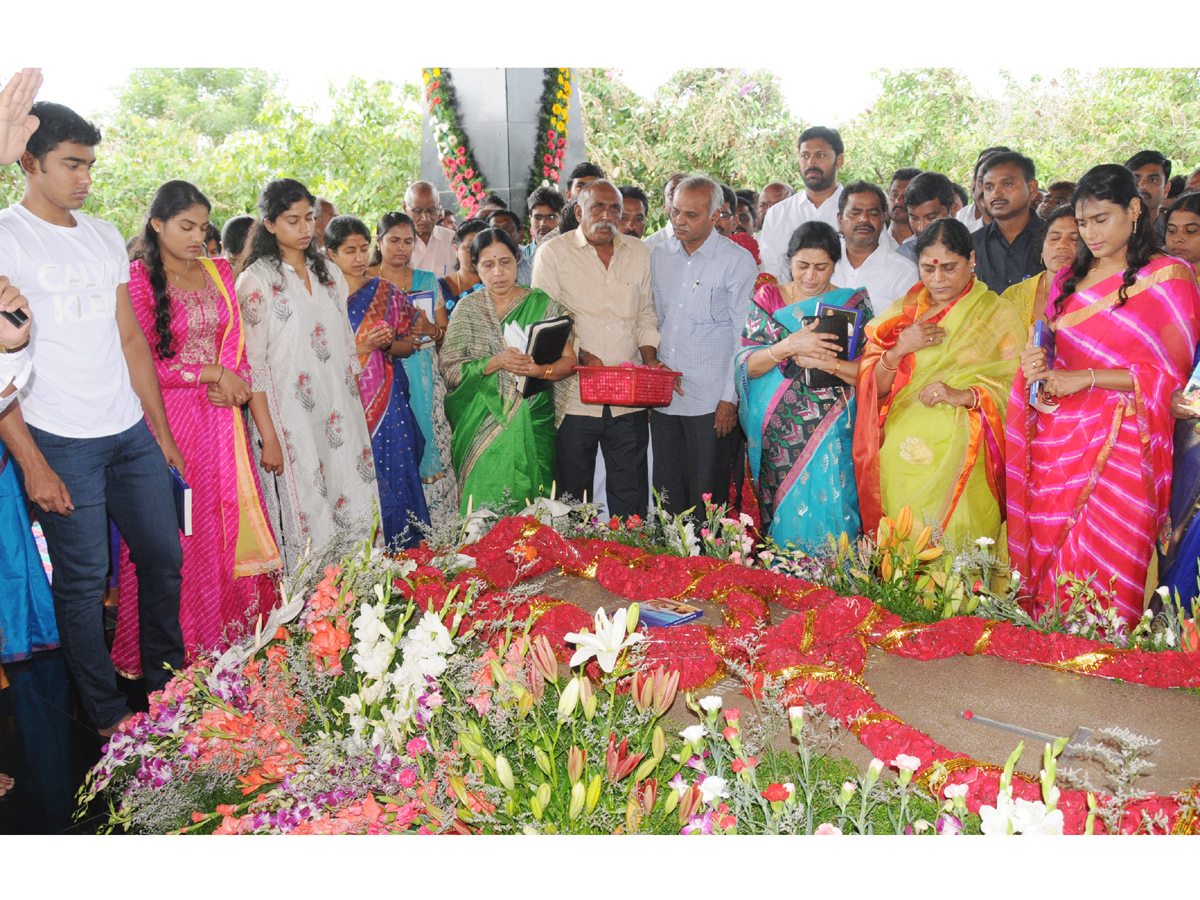 YSR Family Members Pays Tribute to YSR at Idupulapaya Photo Gallery - Sakshi1