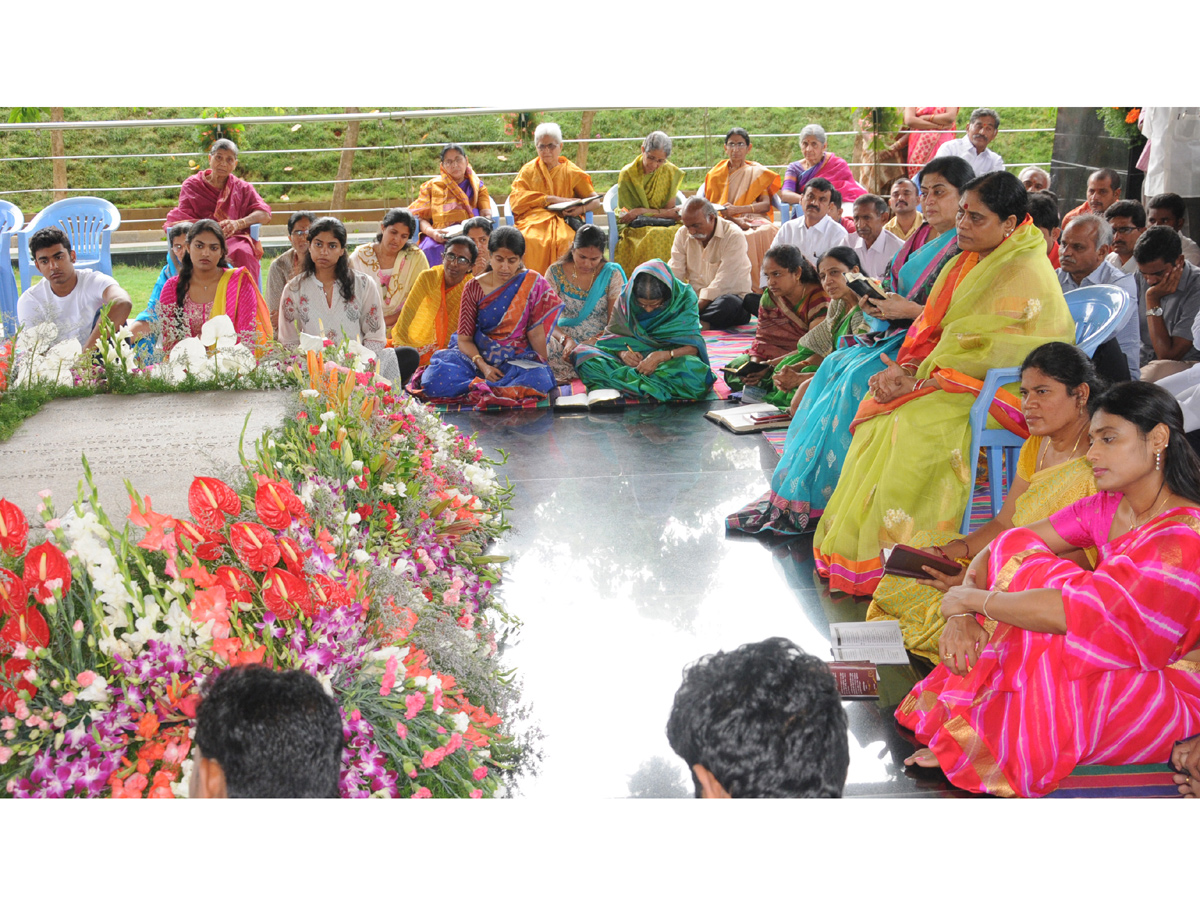 YSR Family Members Pays Tribute to YSR at Idupulapaya Photo Gallery - Sakshi10