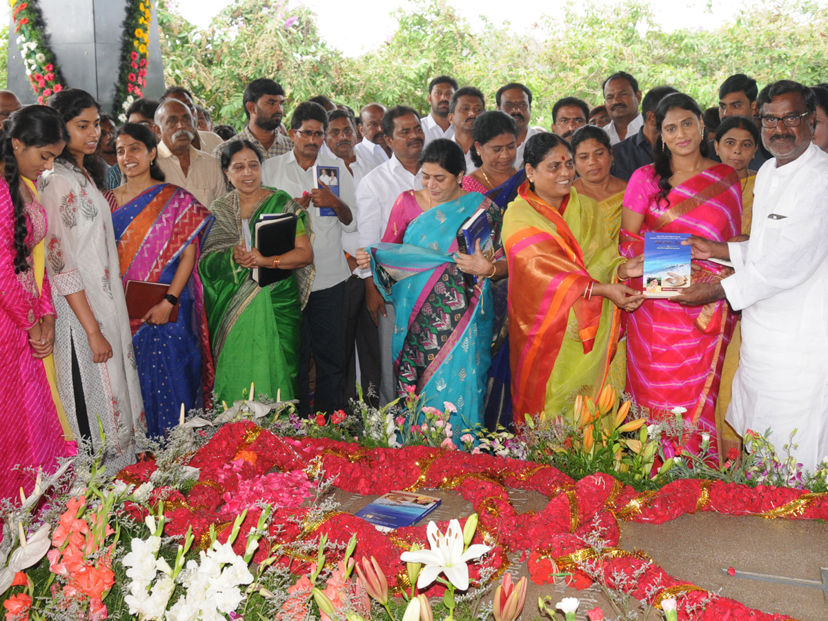 YSR Family Members Pays Tribute to YSR at Idupulapaya Photo Gallery - Sakshi11