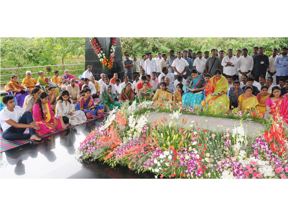 YSR Family Members Pays Tribute to YSR at Idupulapaya Photo Gallery - Sakshi14