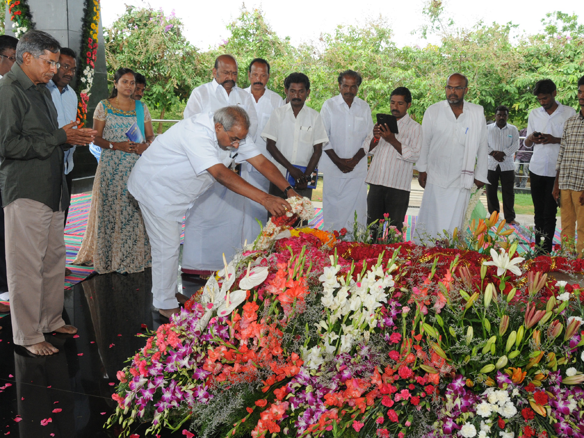 YSR Family Members Pays Tribute to YSR at Idupulapaya Photo Gallery - Sakshi16