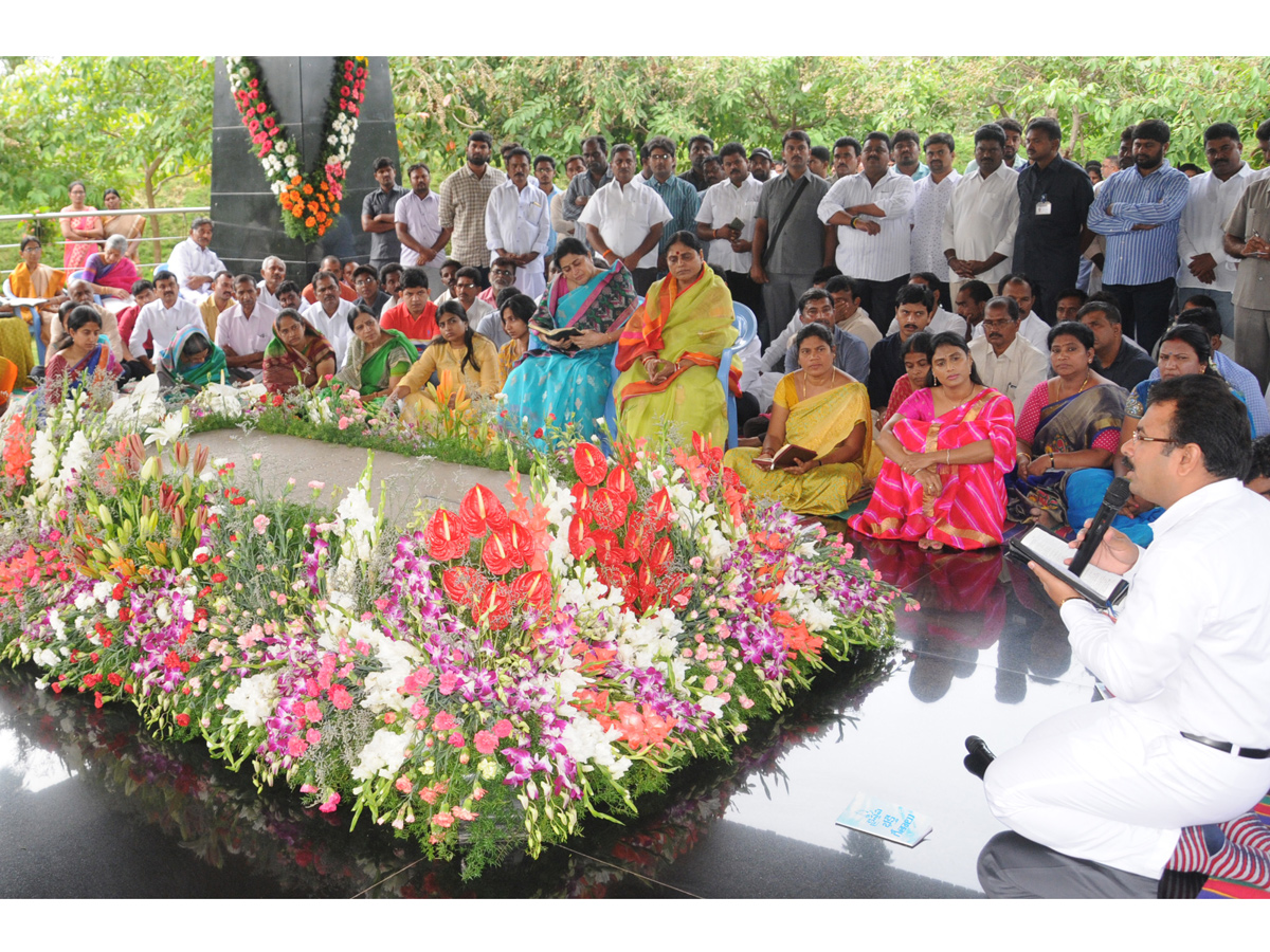 YSR Family Members Pays Tribute to YSR at Idupulapaya Photo Gallery - Sakshi17