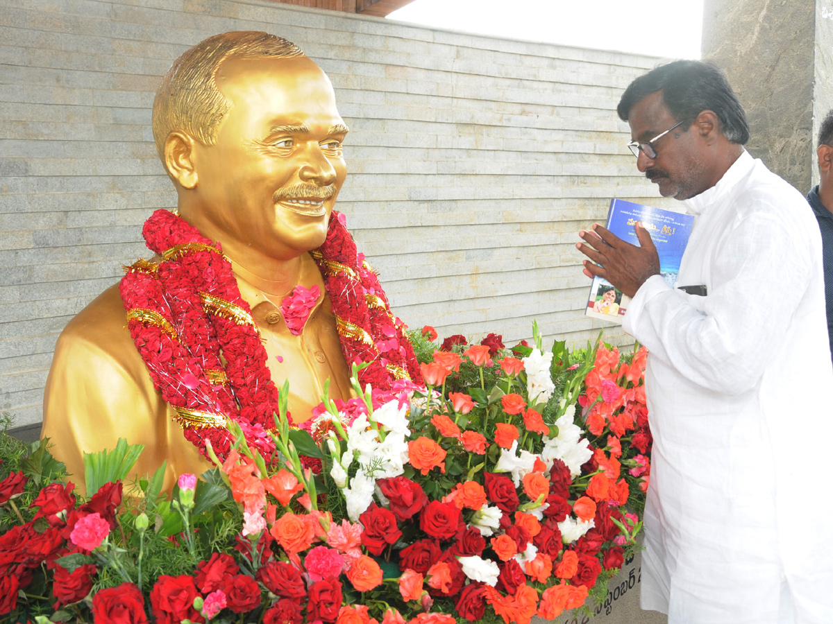 YSR Family Members Pays Tribute to YSR at Idupulapaya Photo Gallery - Sakshi18