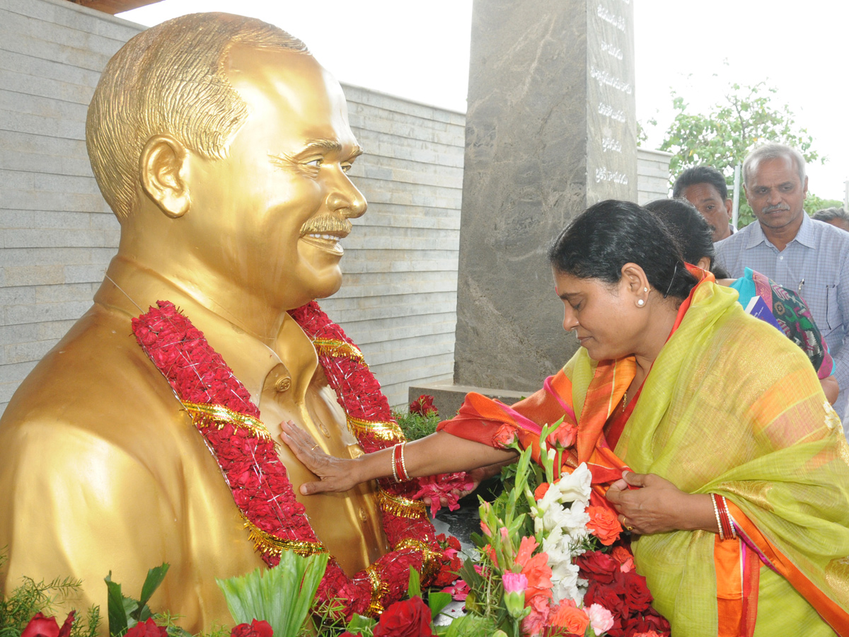 YSR Family Members Pays Tribute to YSR at Idupulapaya Photo Gallery - Sakshi2