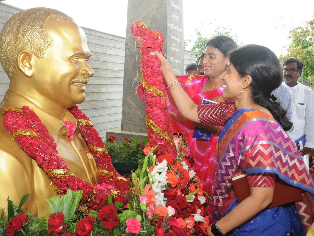 YSR Family Members Pays Tribute to YSR at Idupulapaya Photo Gallery - Sakshi3