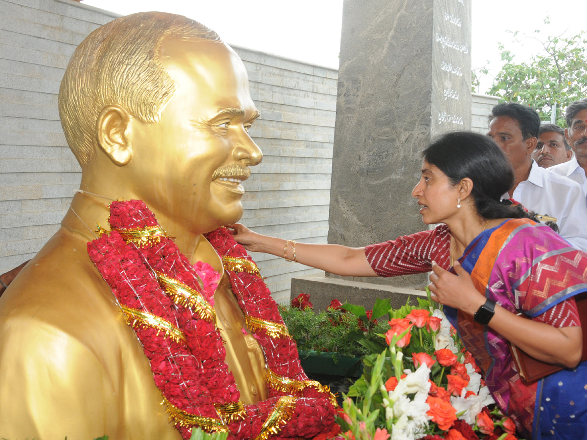 YSR Family Members Pays Tribute to YSR at Idupulapaya Photo Gallery - Sakshi4