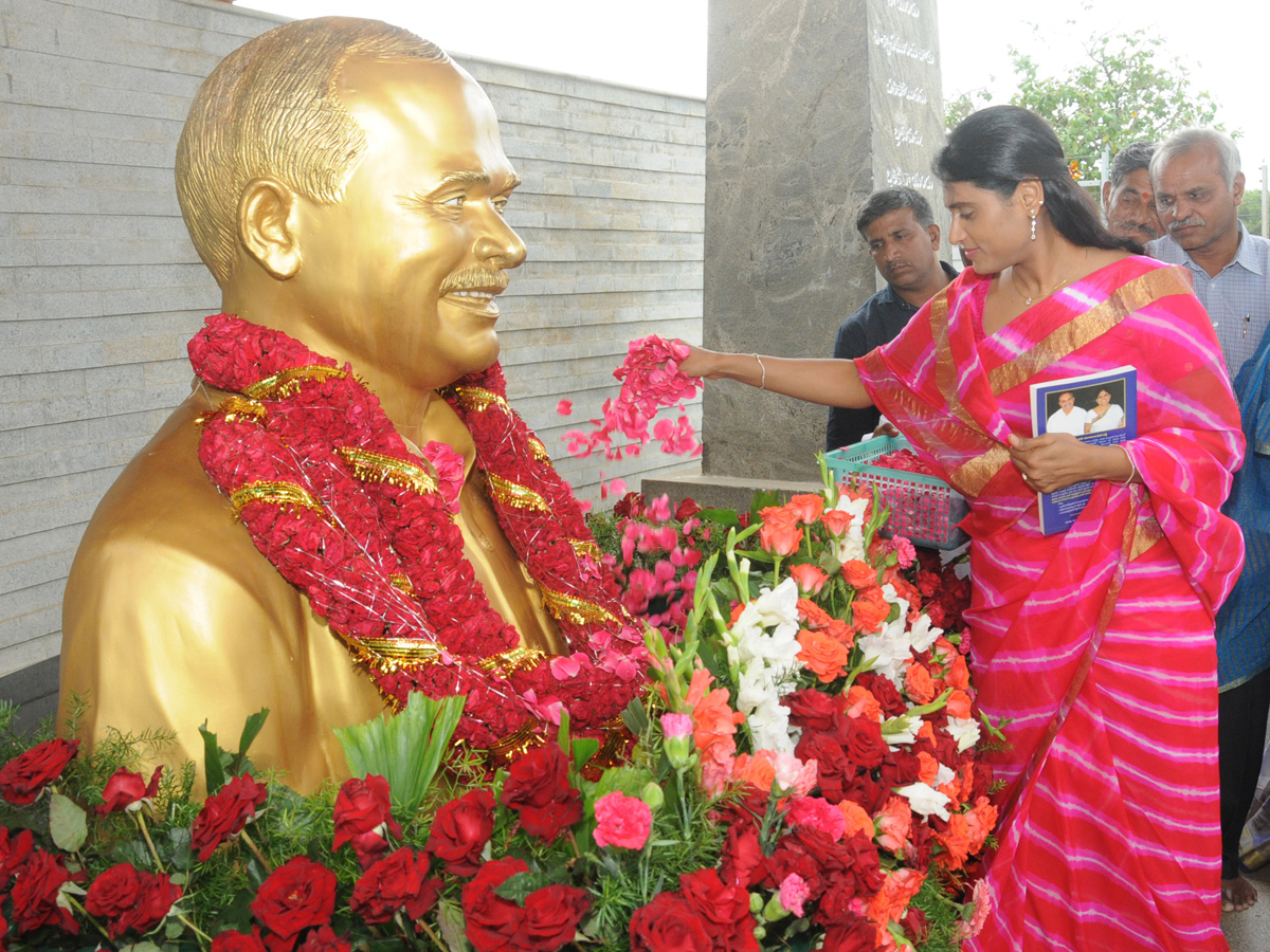 YSR Family Members Pays Tribute to YSR at Idupulapaya Photo Gallery - Sakshi5