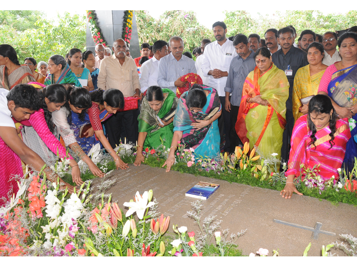 YSR Family Members Pays Tribute to YSR at Idupulapaya Photo Gallery - Sakshi6