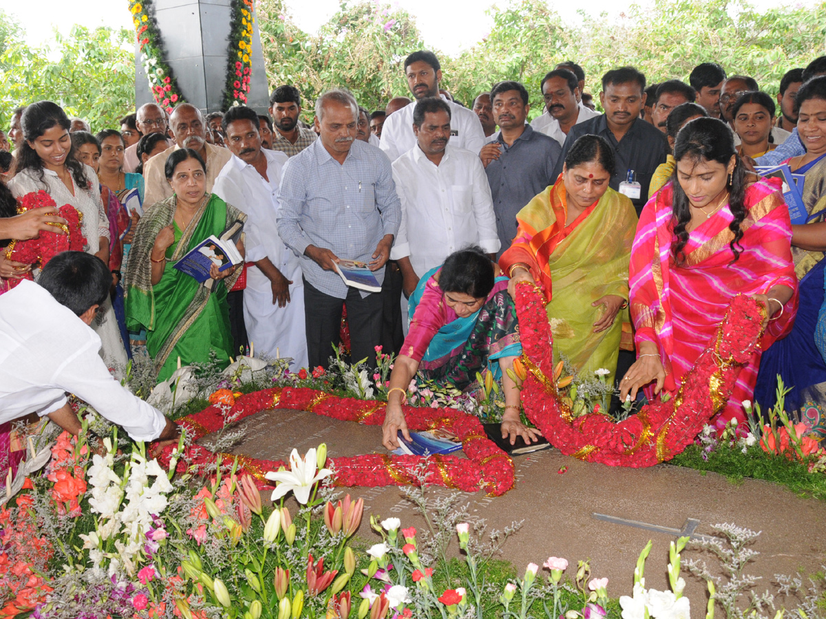 YSR Family Members Pays Tribute to YSR at Idupulapaya Photo Gallery - Sakshi8