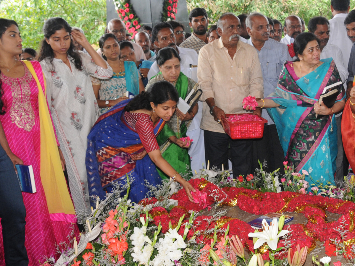 YSR Family Members Pays Tribute to YSR at Idupulapaya Photo Gallery - Sakshi9