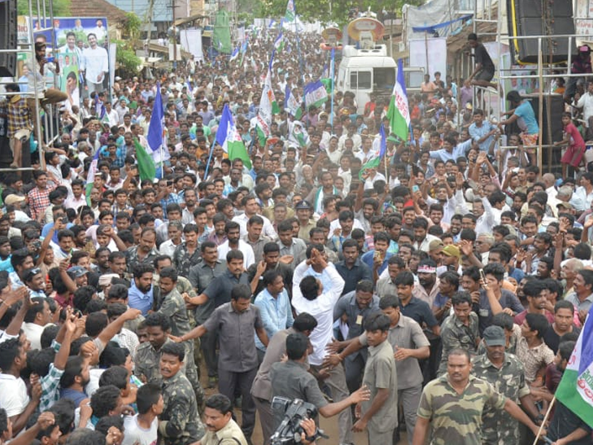 Ys Jagan Mohan Reddy Padayatra day 209  photos in Rayavaram - Sakshi2