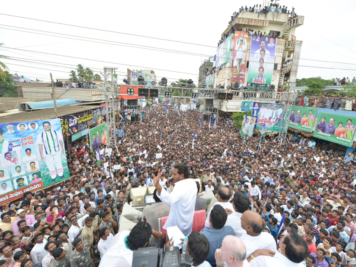 Ys Jagan Mohan Reddy Padayatra day 209  photos in Rayavaram - Sakshi3