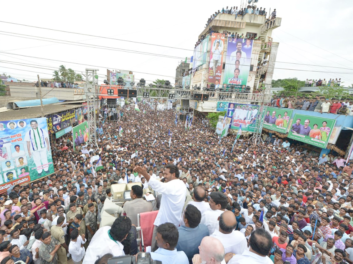 Ys Jagan Mohan Reddy Padayatra day 209  photos in Rayavaram - Sakshi4