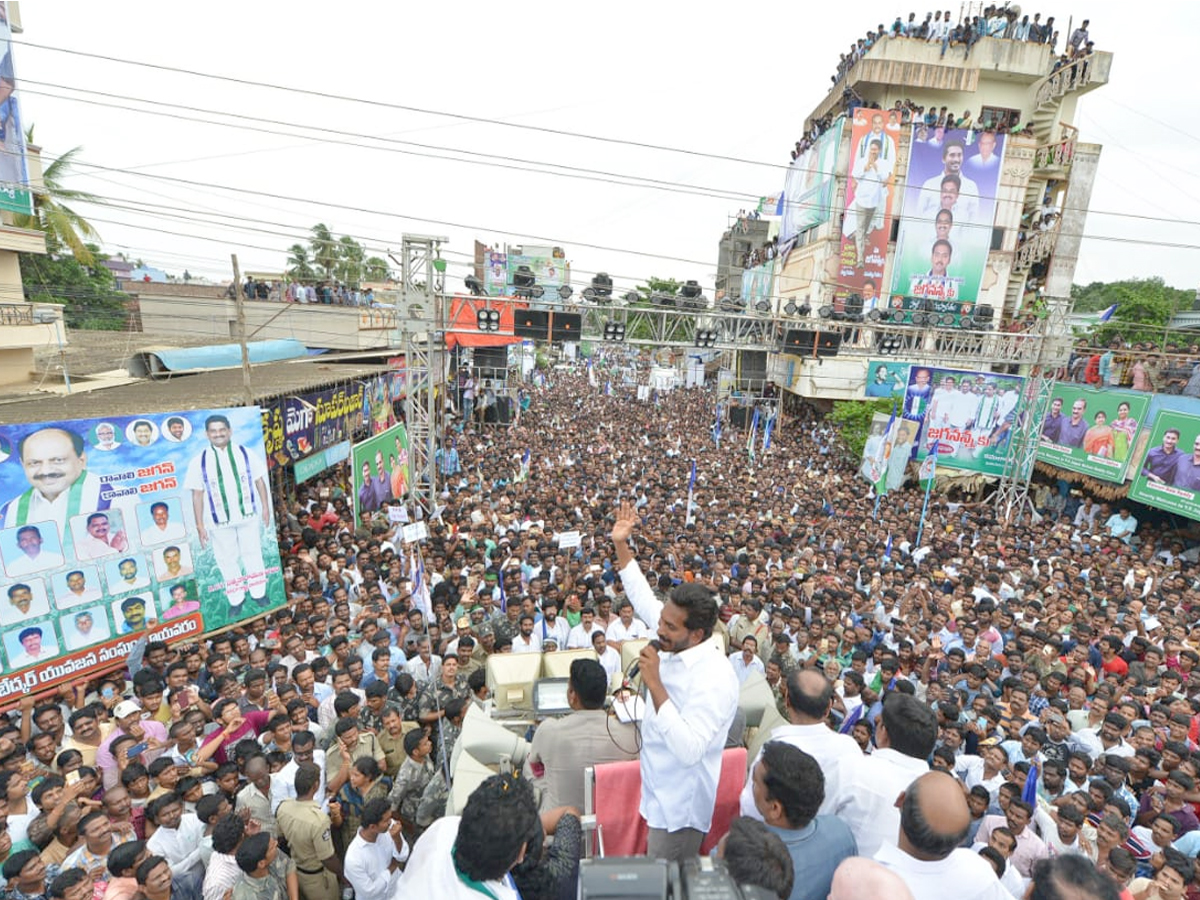 Ys Jagan Mohan Reddy Padayatra day 209  photos in Rayavaram - Sakshi1