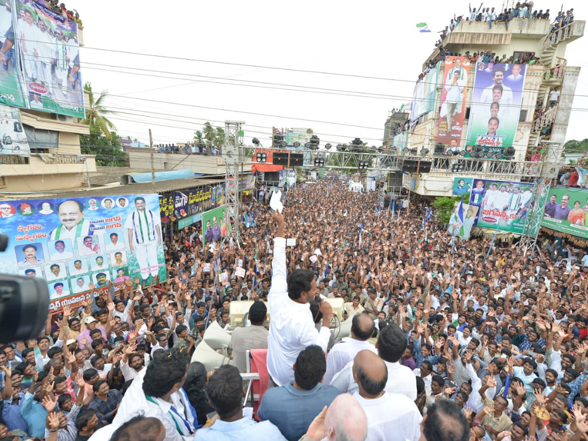 Ys Jagan Mohan Reddy Padayatra day 209  photos in Rayavaram - Sakshi5