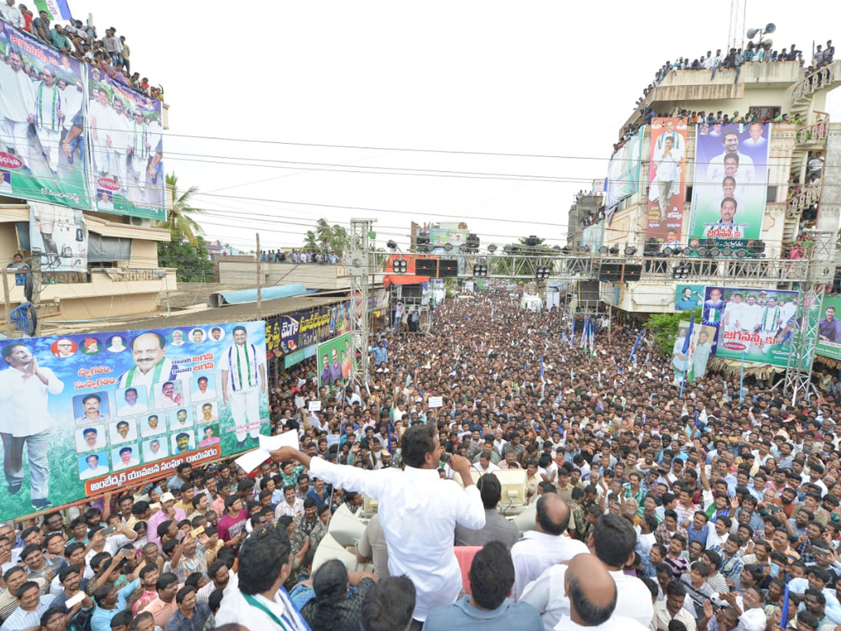 Ys Jagan Mohan Reddy Padayatra day 209  photos in Rayavaram - Sakshi6