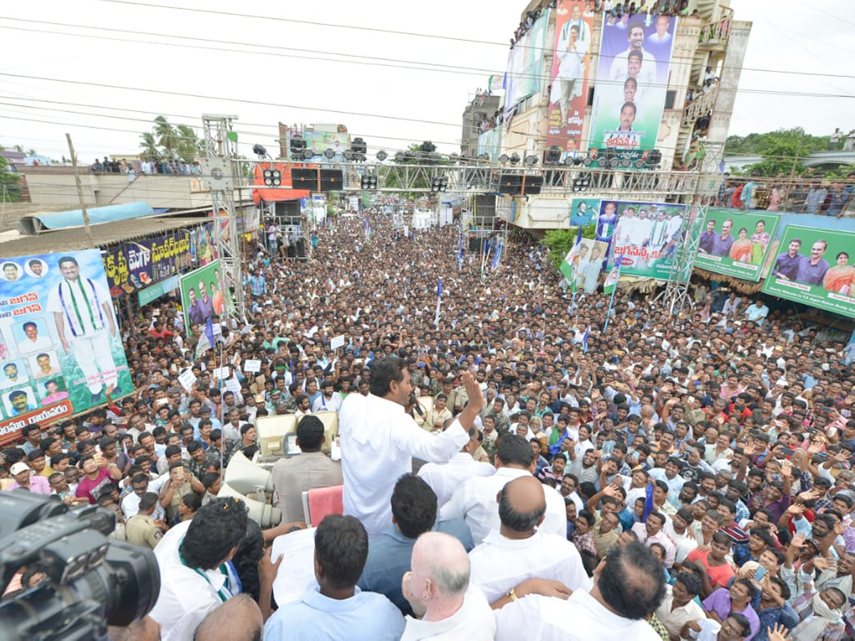 Ys Jagan Mohan Reddy Padayatra day 209  photos in Rayavaram - Sakshi7