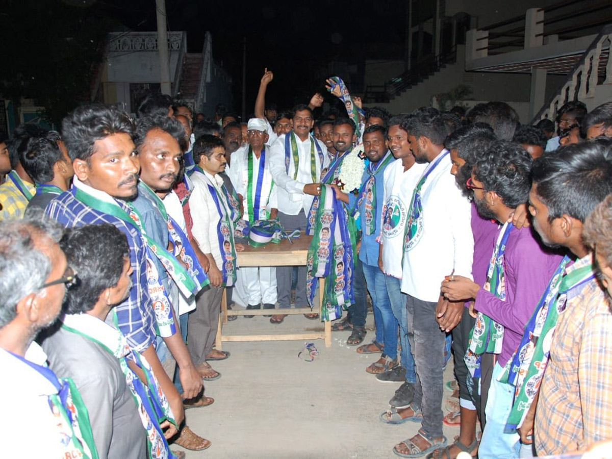 200 Youth Join YSRCP To In Giddalur Photo Gallery - Sakshi1