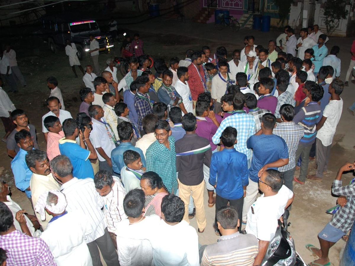 200 Youth Join YSRCP To In Giddalur Photo Gallery - Sakshi10