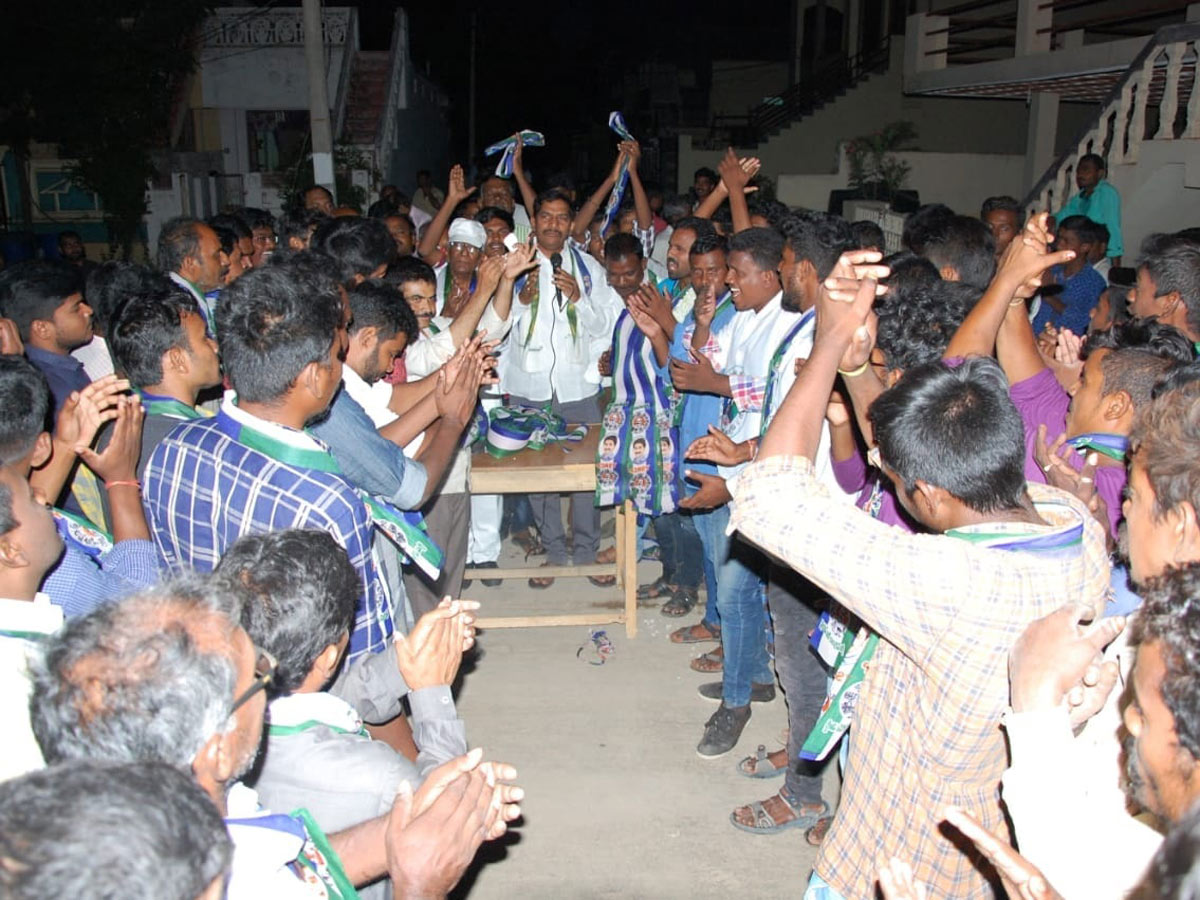 200 Youth Join YSRCP To In Giddalur Photo Gallery - Sakshi12