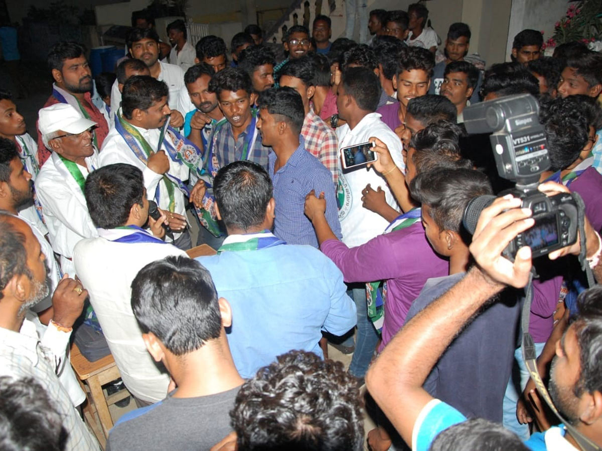 200 Youth Join YSRCP To In Giddalur Photo Gallery - Sakshi13