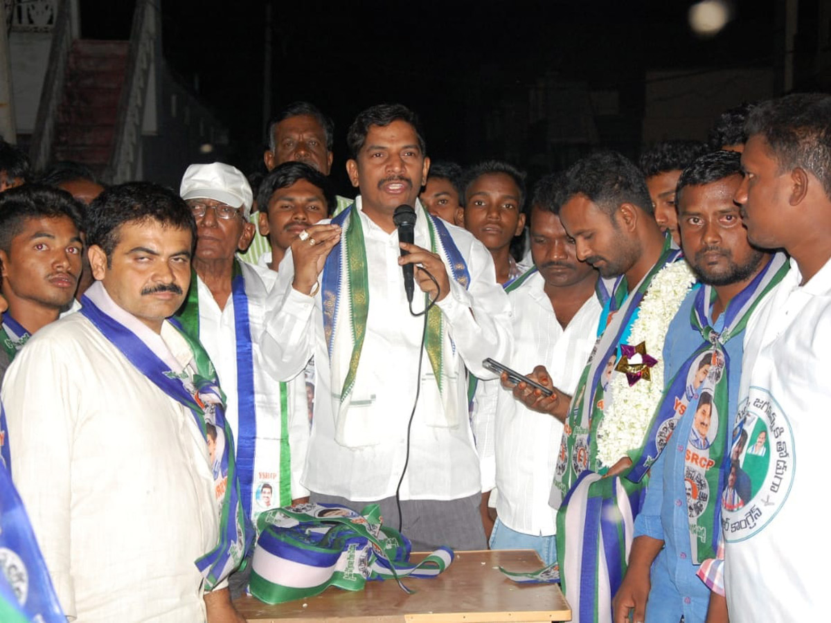 200 Youth Join YSRCP To In Giddalur Photo Gallery - Sakshi2