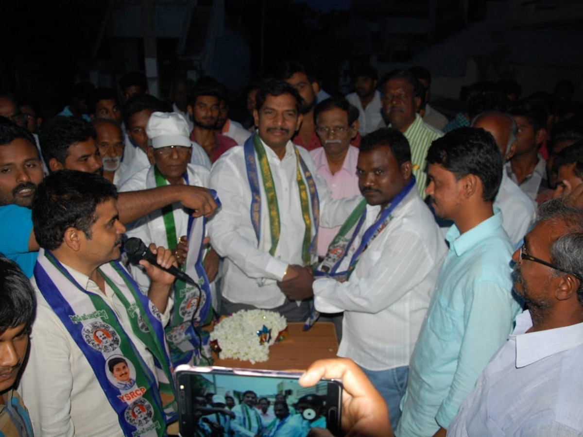 200 Youth Join YSRCP To In Giddalur Photo Gallery - Sakshi4