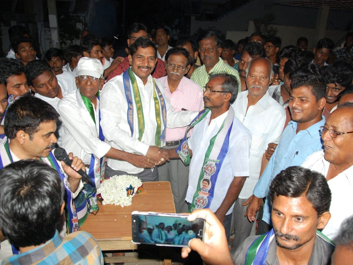 200 Youth Join YSRCP To In Giddalur Photo Gallery - Sakshi8