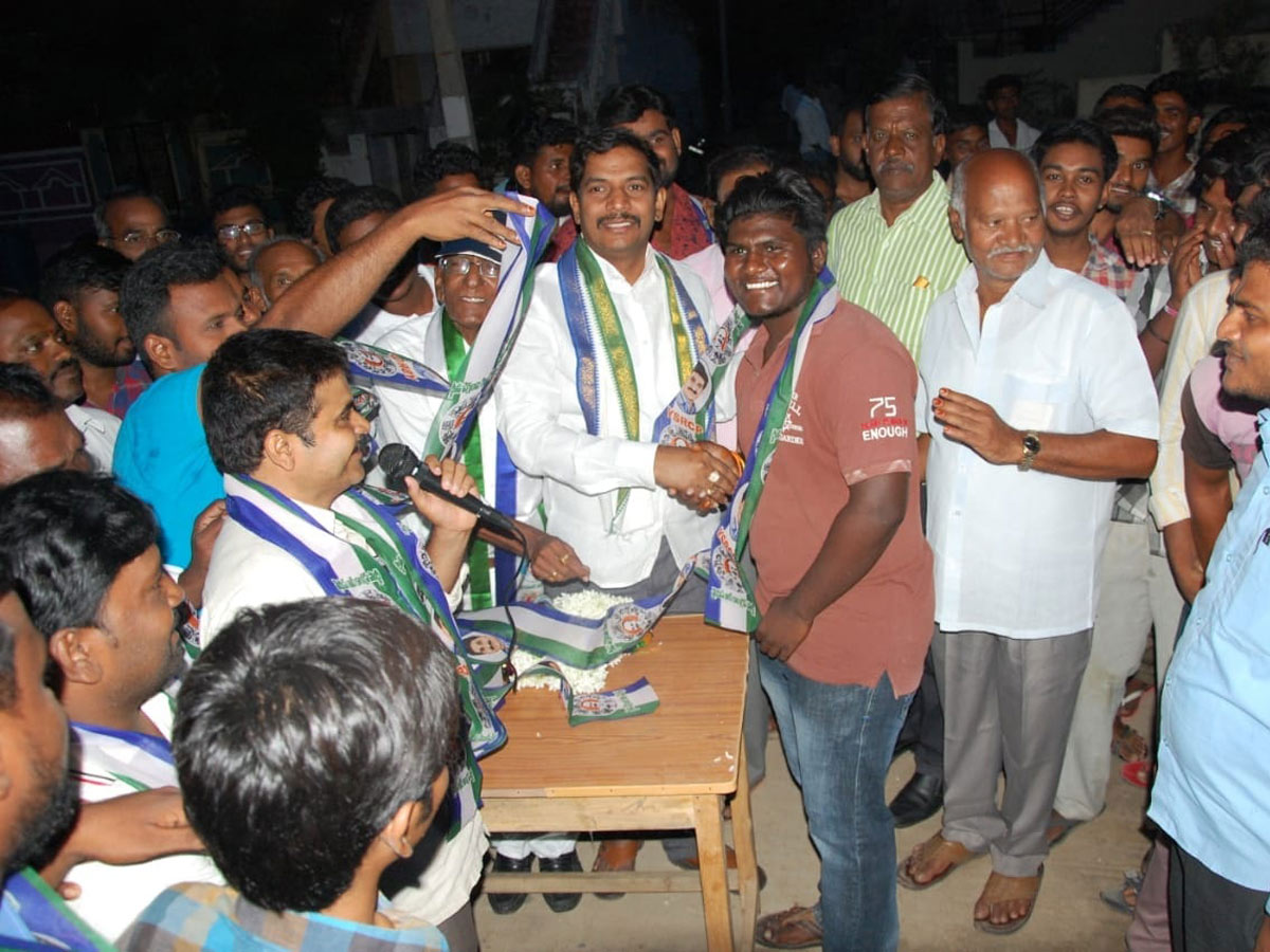 200 Youth Join YSRCP To In Giddalur Photo Gallery - Sakshi9