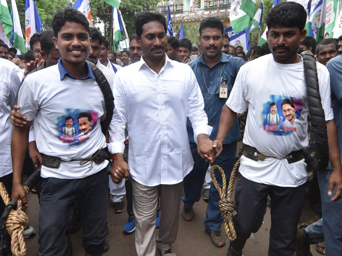 YS Jagan PrajaSankalpaYatra Day 234 Photo Gallery - Sakshi6