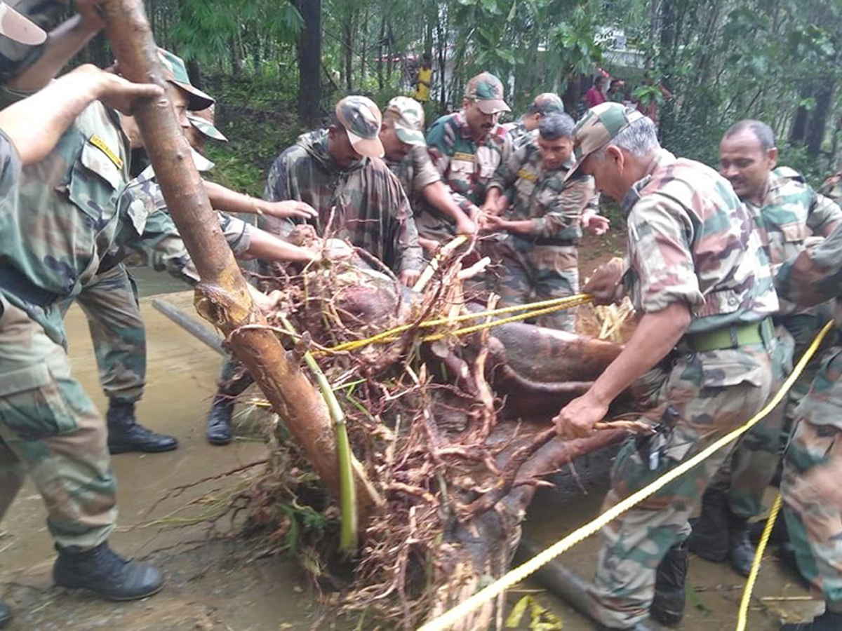  Indian Army Turns Saviour in Kerala with 'Operation Sahyog' - Sakshi4