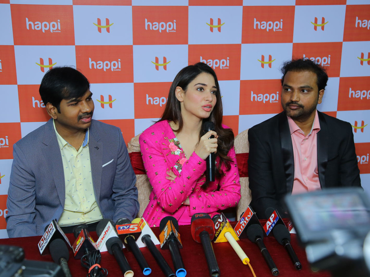 Tamannaah Launches Happi Mobile Store at Bhimavaram - Sakshi12